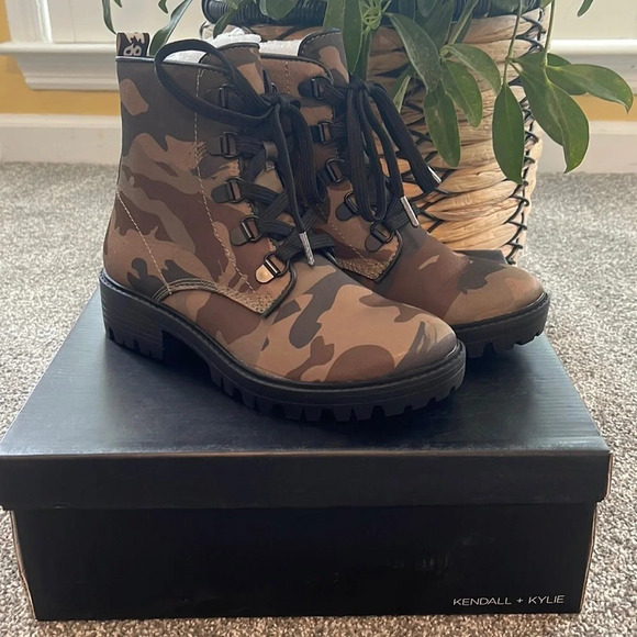 Kendall & Kylie Shoes - NEW!!! 🔥 Kendall & Kylie camo combat boots, size  6